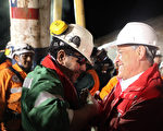 2010年10月13日智利總統皮涅拉迎接被營救上來的礦工Luis Urzua (L)（AFP）