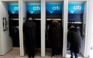紐約市花旗銀行的提款機，如果要到自動提款機ATM取錢時，一定要小心，現在的小偷在自動提款機粘上可以竊取顧客信用卡或銀行借記卡的裝置(Photo by Chris Hondros/Getty Images)