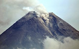 直击：印尼默拉皮火山灰开始覆盖城市
