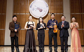 新唐人第三届“全世界华人小提琴大赛”获奖选手在台上领奖。（摄影：爱德华/大纪元）