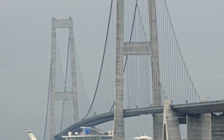 全球最大豪華遊輪「擠」過丹麥跨海大橋