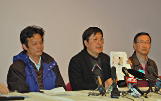 吴耀伟（左一）在案件关注组姚永安（中）与朱伟光（右）等成员的陪同下，表示调查结果令其非常失望与愤怒。 （摄影：邱晨/大纪元）