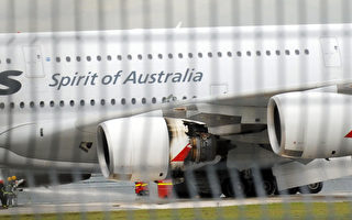 澳航客机空中引擎爆炸 碎片如雨流下