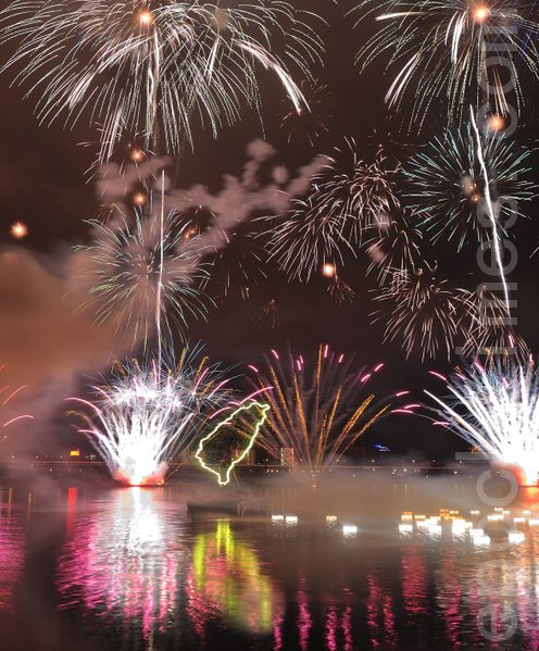 组图 花博首创烟火秀 台湾站起来 大纪元