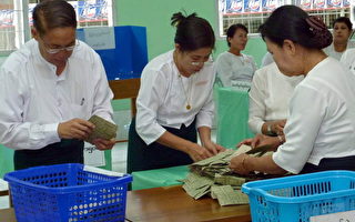 缅甸军政府怕投票率太低面子难堪，不只逼选民投票，更要投军政府一票。图为一投票站在数票。(图/HLA HLA HTAY/AFP/Getty Images)