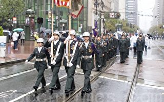 旧金山老兵节游行  雨中进行