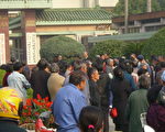 11月8日开始至今上海闵行区马桥镇政府前，每天都有大量的洋房区的农民为征地问题集会抗议。上海城管打死人，家属愤怒将死者尸体抬到镇政府大厅，现场抗议的人数急增到上万人，也有说数千。图为11月8日抗议现场图片（知情者提供）