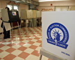 图：选民在SHIELDS老年公寓投票点投票 (摄影：杨温迪/大纪元)