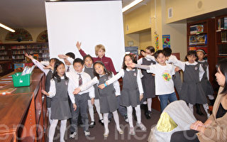 双文学校三年级学生在演唱中文歌曲“感谢”。(摄影︰蔡溶/大纪元)