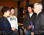 右起：国会议员兼司法部长秘书Bob Dechert、陈旺、唐人街丛林水 果店老板黄先生（Jeff Ng)、受害人权益行动委员会的奚治瑾律师于2010年11月12日在密市会面 。（摄影：周月谛/大纪元）