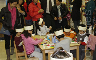 来纽约访问考察的深圳教师参观“双文学校”﹐ 观赏各族裔学生呈现中文歌曲。（摄影﹕黎新∕大纪元）