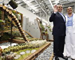 宏都拉斯共和國總統羅柏（Porfirio Lobo Sosa）（左）伉儷17日前往花博爭豔館，欣賞花卉園藝。（攝影：林伯東 / 大紀元）