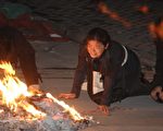 上海「11•15」特大火災遇難者家屬焚香燒紙祭奠逝者（大紀元资料室）