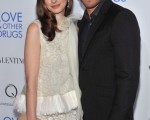 本片二位主演：安妮·海瑟薇(Anne Hathaway)和杰克·吉伦哈尔(Jake Gyllenhaal)搂腰亲密亮相电影首映。(图/Getty Images)