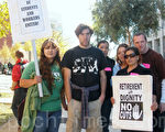 加州大學的學生17日在加州大學舊金山分校抗議校董會調漲學費 (攝影﹕黃毅燕/大紀元)
