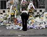 一名女士17日到上海大楼大火的现场鞠躬哀悼罹难者（图片：AFP/Getty Images）