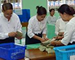 图为缅甸11月7日投票日，选务人员进行计票。（AFP）