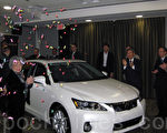 图：加拿大凌志的4个代理商联合捐赠最新款CT200h双动能豪华小轿车，作为龙宴慈善奖券抽奖的头奖奖品。（摄影：伊铃/大纪元）