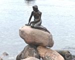 根據安徒生童話故事《海的女兒》雕鑄的小美人魚銅像，是丹麥最吸引世界遊客的旅遊熱點，也成為了哥本哈根市的著名標誌。（攝影:大智/大紀元）