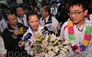 亚运选手杨淑君回台 机场塞爆声援民众