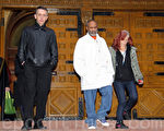 图：2010年11月18日，小偷Anthony Bennett（中）被释放。其30年同居女友Linda St%%$Louis（右）及保释担保人Michael Panagapko（左）一同走出多伦多旧市政厅法院。（摄影：周月谛/大纪元）