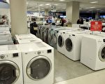 百货公司Sears今年黑色星期五，名牌 Kenmore洗衣机与烘干机，两台总价仅599.98 元。图为伊利诺伊州奥克布鲁克（Oak Brook）的Sears店。(图/Frank Polich/Getty Images)