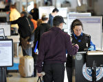 感恩節前一天，紐約拉瓜地亞機場的乘客。 （AFP)