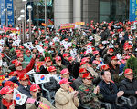 27日下午，韓國海兵隊戰友會1500人，在韓國首爾光化門東和免稅店前舉行譴責北韓炮擊延坪島抗議活動。（攝影：全宇/大紀元）