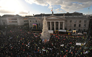 抗议政府紧缩开支 爱尔兰15万人大示威