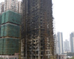 韩寒说：“为什么每次盛会后，都会烧掉一幢楼呢？”图为世博会后被烧毁的上海胶州路住宅楼。(图/STR/AFP/Getty Images)