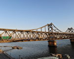中國和北韓邊界的中朝友誼大橋，中共是北朝鮮的主要盟友，並沒有加入國際譴責平壤11月23日攻擊炮轟南韓的島嶼。(FREDERIC J. BROWN/AFP/Getty Images)