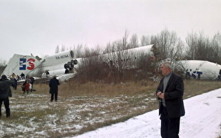 俄客机失事 2死83伤 机身断成三截