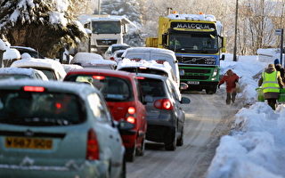 大雪使交通受阻 英国数百车辆被困公路