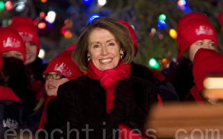 美国会议长佩洛西为国会圣诞树点灯
