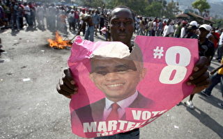 憤怒的海地人點燃政府大樓