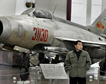 过去两年来，中国开始出口武器给新兴世界，将许多全球热点地区的军事平衡给改变了。图为中国军事博物馆里展览的一架旧战机。(图/LIU JIN/AFP/Getty Images)