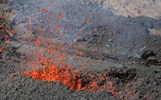 法属留尼旺岛弗尔乃斯火山喷发熔岩流
