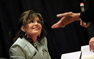 可能竞选2012年美国总统的培林（Sarah Palin），无畏动乱及疫情，11日展开2天的周末海地访问行程。图为11月23号在亚利桑那州凤凰城，培林为其新书“America By Heart”出版造势。(Photo by Eric Thayer/Getty Images)