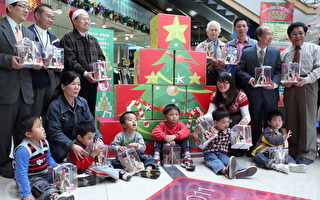 南科圓夢行動計畫的出席來賓，共同為弱勢兒童組起聖誕樹，並募全愛心禮物。（攝影：賴友容／大紀元）