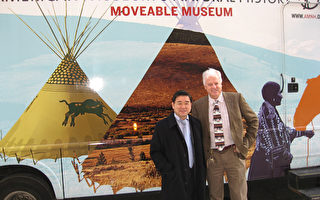 顧雅明與107小學師生參觀巡迴博物館