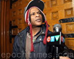 2010年12月17日，小偷Anthony Bennett走出多伦多旧市政厅法院时 ，接受媒体采访。（摄影：周月谛/大纪元）