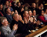 2010年12月17日，神韵纽约艺术团在美国德州达拉斯市最负盛名的剧院——AT&T表演艺术中心温斯皮尔歌剧院的首场演出，拉开神韵艺术团2011年全球巡回演出的序幕。（摄影： 爱德华/大纪元）