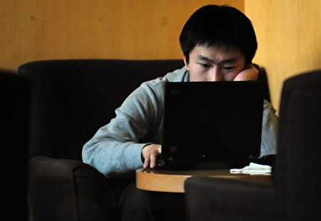 圖為中國大陸的一男子在上網（圖片來源：Getty images）