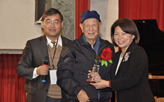 嘉市長黃敏惠榮獲傑出校友表揚