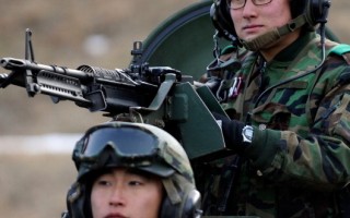 2010年12月23日，韩国在抱川举行大规模陆空综合火力演习，约800名士兵参与。 ( Song Kyung-Seok-pool/Getty Images)