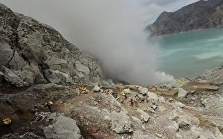 印尼人夷真火山口中討生活