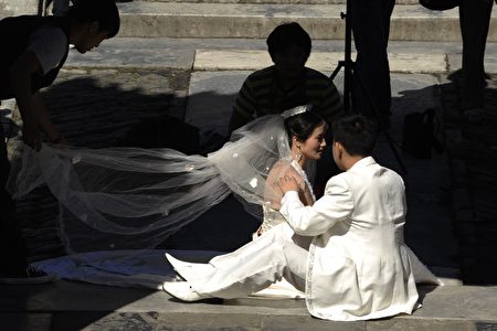 大陸婚姻亂象驚人 500人不到4人結婚100對結婚時60對在離婚 中國大陸 生活成本 結婚率 大紀元