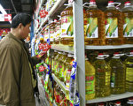 近年來，大陸轉基因食品的安全問題一直爭論不休。圖為北京民眾在超市選購食用油。（TEH ENG KOON/AFP/Getty Images）