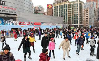 组图：韩国首尔广场变身滑冰场