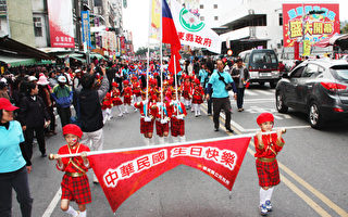 欢庆建国百年，台东县立托儿所31日上午台东街头大游行。（台东县政府提供）
